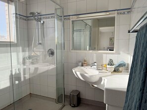 Shower, hair dryer, towels, soap - Midcentury 2br apartment in Toorak 
Close to MCG, Tennis, CBD 
 (Toorak)