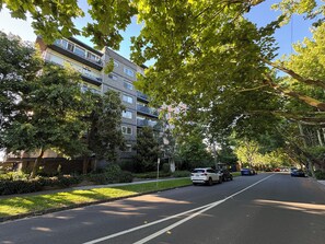 Exterior - Midcentury 2br apartment in Toorak 
Close to MCG, Tennis, CBD 
 (Toorak)
