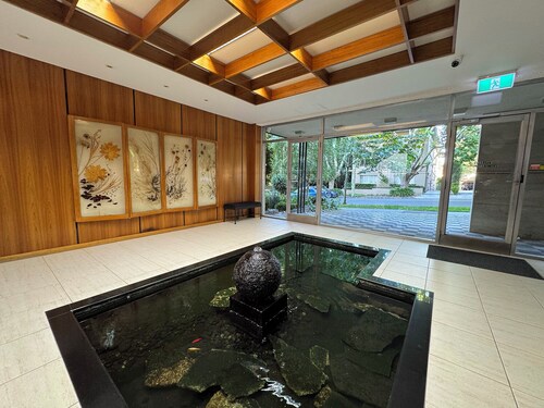 Midcentury 2br apartment in Toorak 
Close to MCG, Tennis, CBD 
