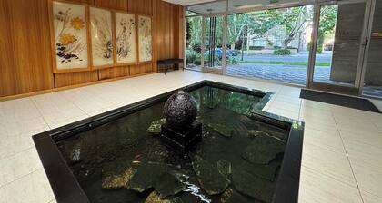 Midcentury 2br apartment in Toorak
Close to MCG, Tennis, CBD