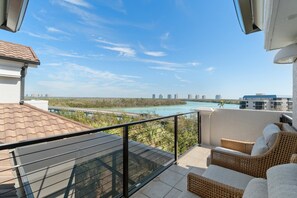 Property grounds - Modern, Luxury Beach House w/ Pool & Hot Tub on Bonita Beach (Bonita Springs)