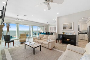 Smart TV - Beautiful Sunset | Perfect Beachfront Pool Home | Sleeps 13 (Bonita Springs)
