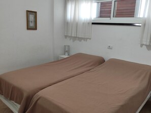 1 habitación, tabla de planchar con plancha, internet y ropa de cama 