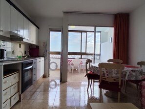 Jääkaappi, mikroaaltouuni, astianpesukone, kahvin-/teenkeitin