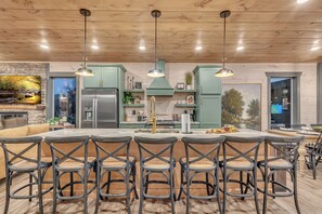 Kylskåp, mikrovågsugn, ugn och spishäll