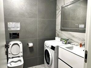 Secador de cabelo, toalhas de banho