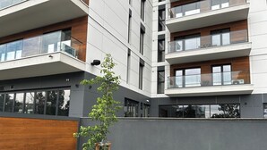 A modern multi-story building with balconies and large windows. - Modern City Home w. A/C (București)
