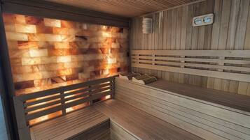 Eine Sauna mit Holzbänken und einer Wand mit einem hitzebeständigen Muster.