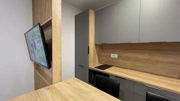 Réfrigérateur, micro-ondes, plaque de cuisson, cafetière/bouilloire