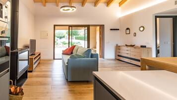 Een televisie en een open haard