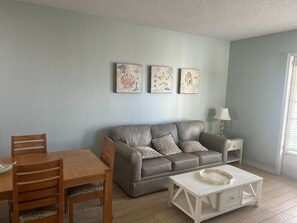 Smart TV, books - Downstairs 2-Bdrm, 2 bath - washer & dryer,  patio, walking distance to beach (Corpus Christi)