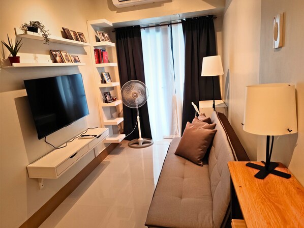 Una Smart TV, libros