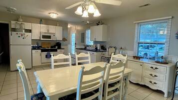 Microondas, horno, parrilla de estufa y cafetera y tetera