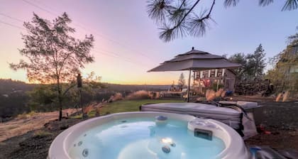 Garden Bodega on Sunset Ridge, Near Downtown, Hot tub, all with Panoramic View