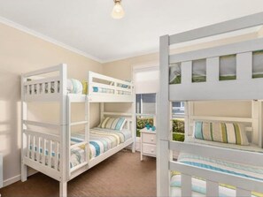 3 bedrooms, iron/ironing board, free WiFi - Holiday home ready for you to make memories. Fantastic location. (Robe)