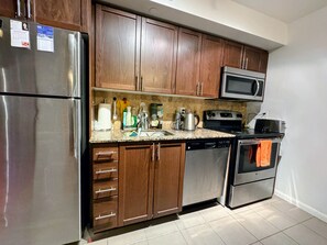 冷蔵庫、電子レンジ、オーブン、コンロ