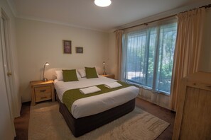 3 habitaciones, tabla de planchar con plancha y cuna de viaje