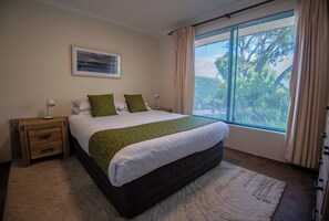 3 dormitorios, tabla de planchar con plancha, cuna de viaje