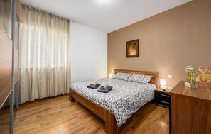 2 bedrooms, travel crib, free WiFi, bed sheets - Lovely home in Radetici with WiFi (Radetici)