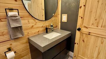 Dusche, Haartrockner, HandtĂŒcher, Seife