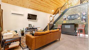 Smart TV, fireplace, books, stereo