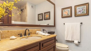 Douche, sèche-cheveux, serviettes fournies