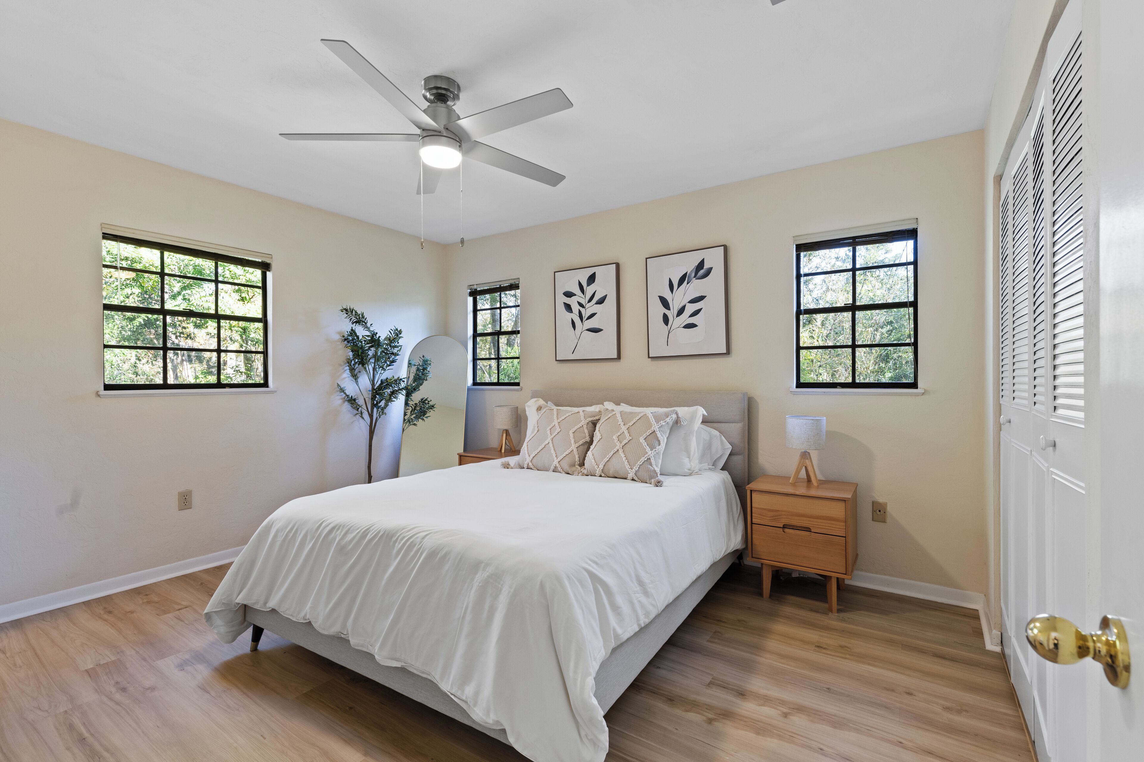 3 chambres, fer et planche à repasser, Wi-Fi, draps fournis