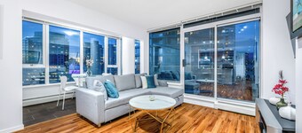 ★Rare Found★ 270° downtown Ocean/Mountain/St View/ King Suite/Pool/Hot Tub/Sauna