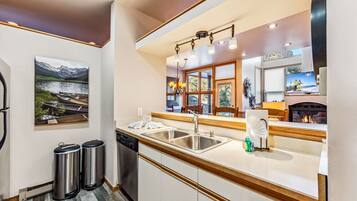 Kylskåp, mikrovågsugn, ugn och diskmaskin