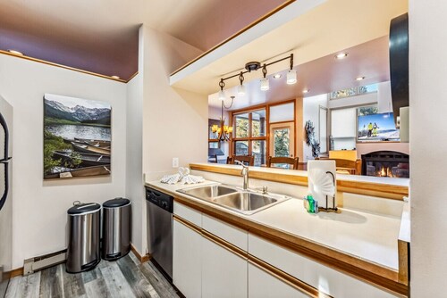 Keystone Escape | Steps to Shuttle • Fireplace • Deck • Hot Tub & Pool