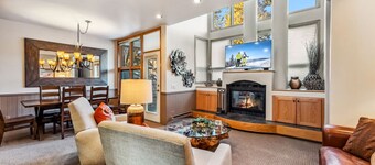 Keystone Escape | Steps to Shuttle • Fireplace • Deck • Hot Tub & Pool