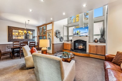 Keystone Escape | Steps to Shuttle • Fireplace • Deck • Hot Tub & Pool