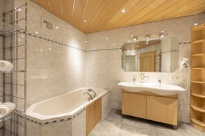 Apartamento | Banheiro | Banheira, secador de cabelo