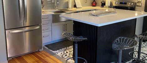 Refrigerador, microondas, horno y parrilla de estufa