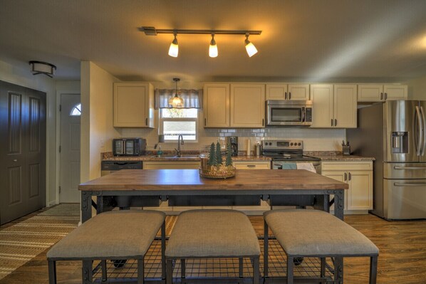 Kjøleskap, mikrobølgeovn, ovn og kokeplater