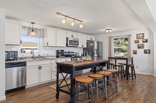 5 bedroom house, private hot tub downtown