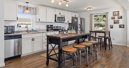 5 bedroom house, private hot tub downtown