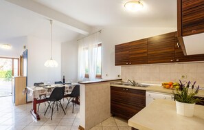 Kjøleskap, kokeplater, oppvaskmaskin og kaffetrakter/tekoker