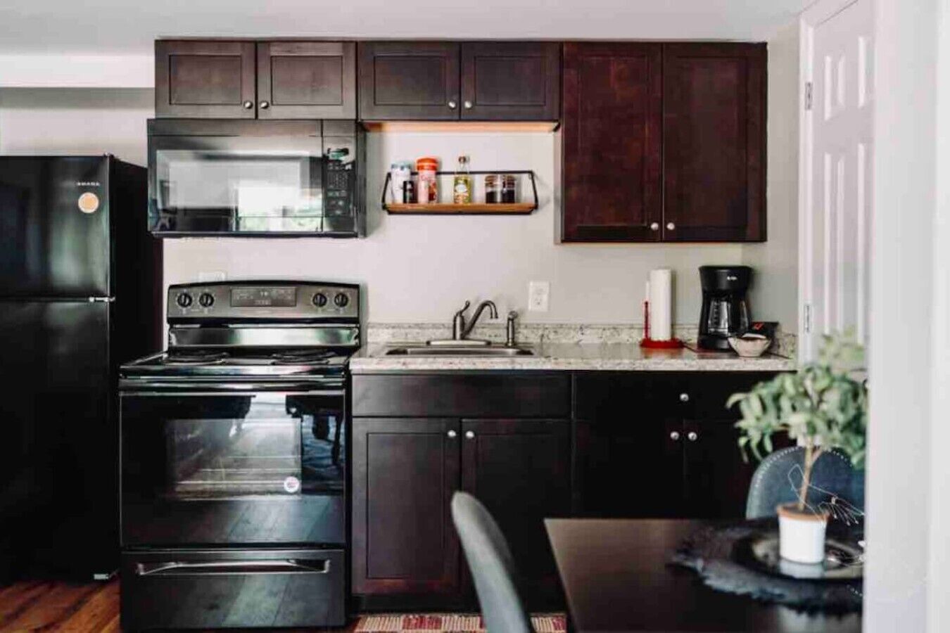 Coffee/tea maker, fridge, microwave, oven