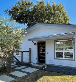 Exterior - Amazing House w/ Private Roof Deck & Downtown Views! Walk to Franklins, DT & UT! (Austin)