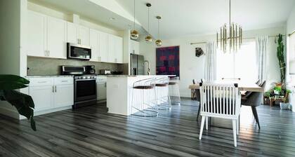 Amazing House w/ Private Roof Deck & Downtown Views! Walk to Franklins, DT & UT!