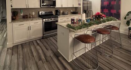 Amazing House w/ Private Roof Deck & Downtown Views! Walk to Franklins, DT & UT!