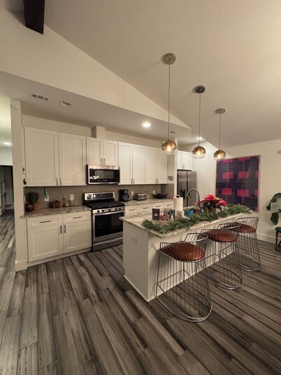 Amazing House w/ Private Roof Deck & Downtown Views! Walk to Franklins, DT & UT!