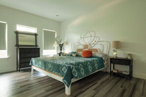 3 quartos, ferros/tábuas de passar roupa, Wi-Fi, roupa de cama