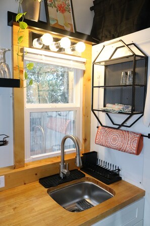 Interior - Charming Backyard Studio/Tiny Home in beautiful Jacksonville/OP  (Jacksonville)