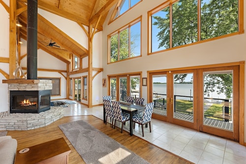 Entertainer's Lake Lodge for 20