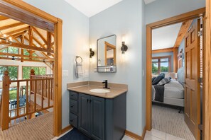 6 bedrooms, desk, travel cot, WiFi