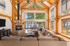 Televisie, een open haard, videospelletjes en een stereo