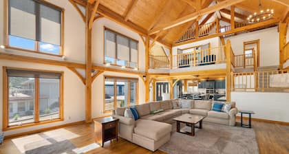 Lakeview Lodge - Sleeps 20/Hot Tub/Sauna/Theater/Private Pier