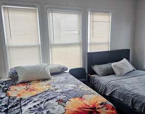 4 bedrooms, iron/ironing board, WiFi, bed sheets - Spacious 4-bedroom apartment with WiFi, AC / Heat in awesome Lehigh Ave,l Newark (Newark)